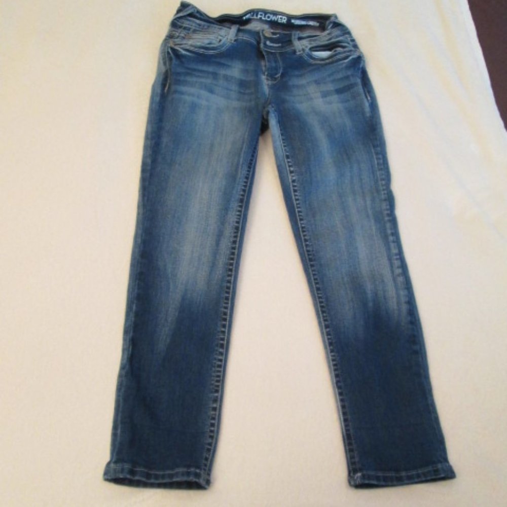Wallflower Lucious Curvey 24" Crop Stretch Distressed Denim Jeans Size 3